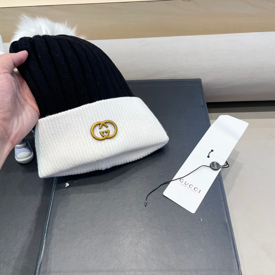 GUCCI BEANIE HAT IN BLACK MIX WHITE WOOL AND FOX FUR 422524