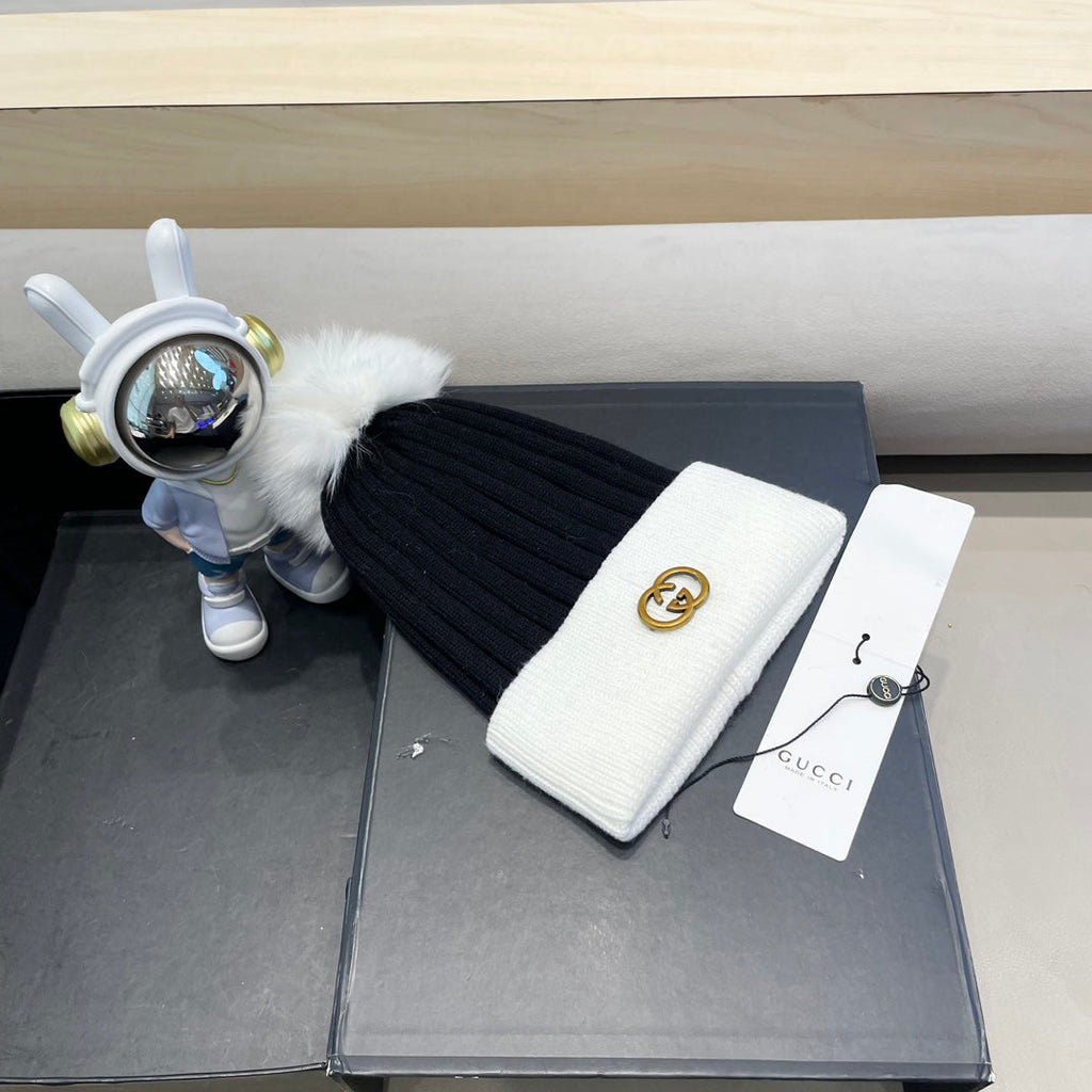 GUCCI BEANIE HAT IN BLACK MIX WHITE WOOL AND FOX FUR 422524