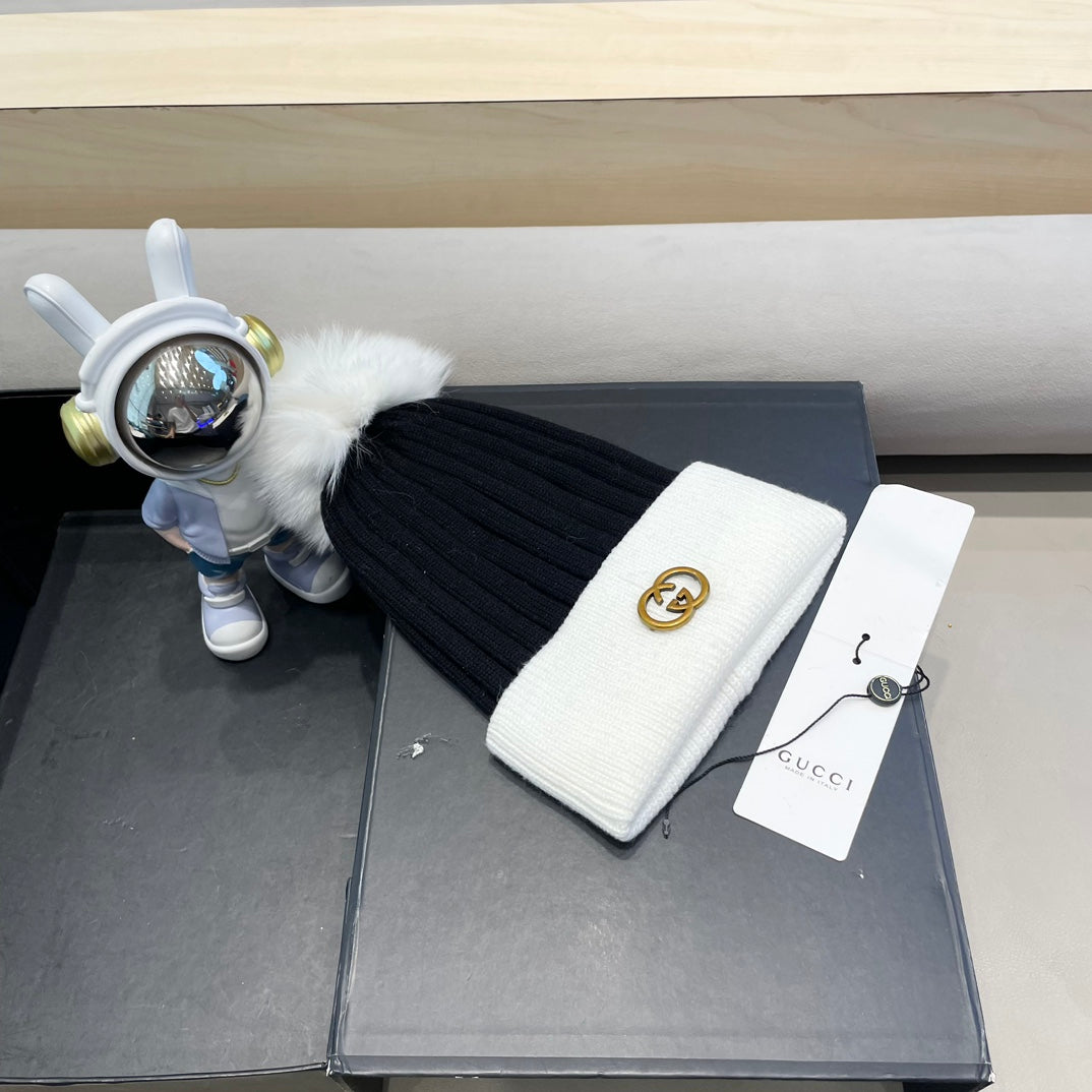 GUCCI BEANIE HAT IN BLACK MIX WHITE WOOL AND FOX FUR 422524