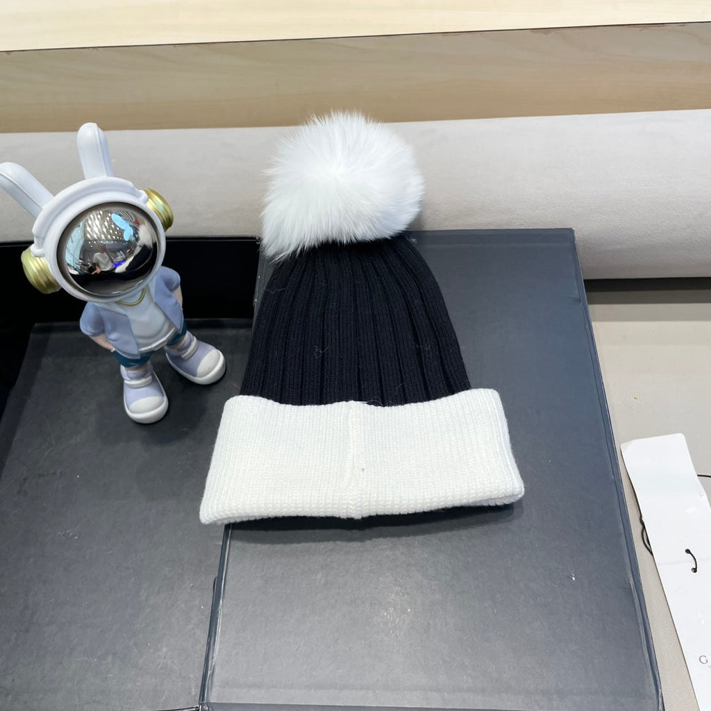 GUCCI BEANIE HAT IN BLACK MIX WHITE WOOL AND FOX FUR 422524