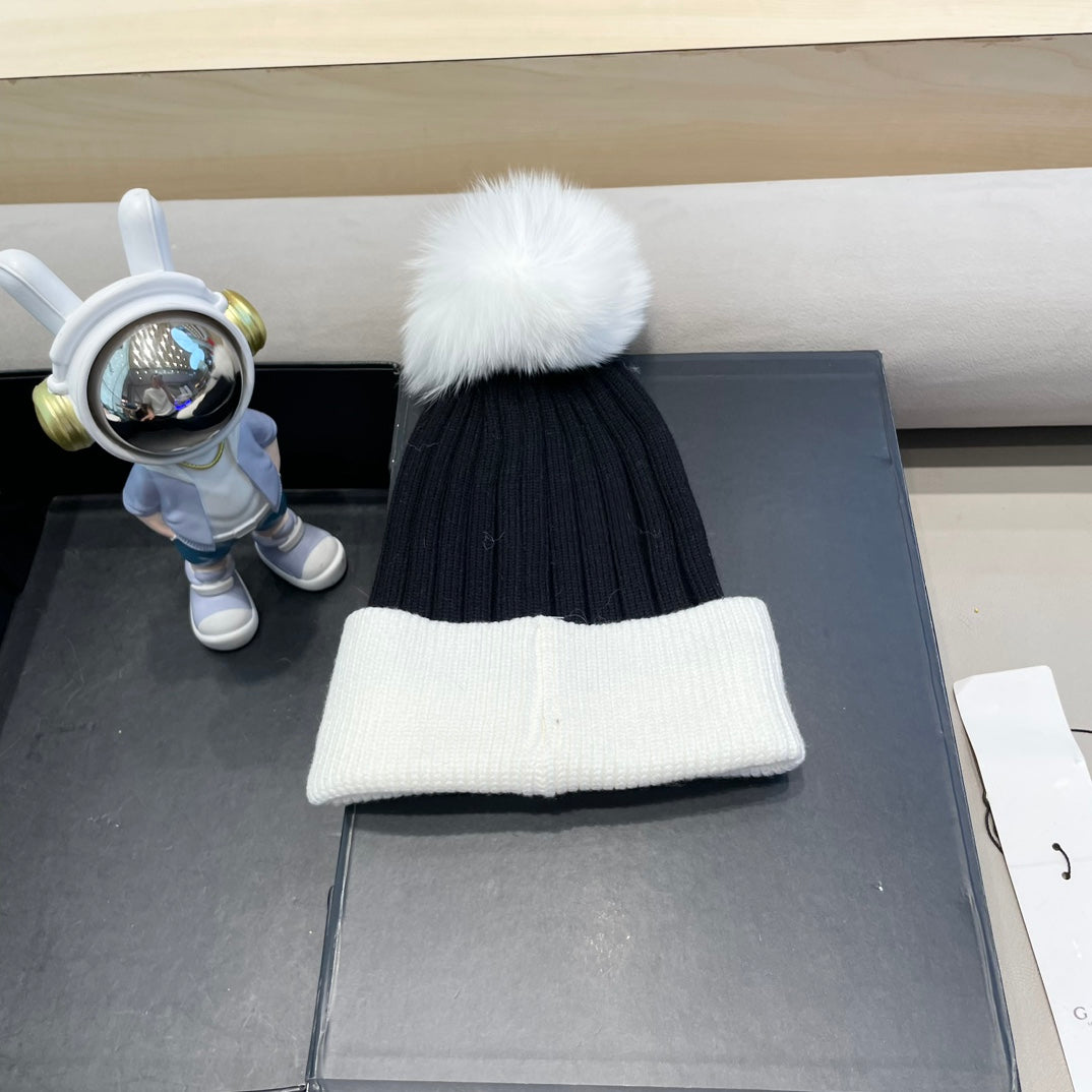 GUCCI BEANIE HAT IN BLACK MIX WHITE WOOL AND FOX FUR 422524