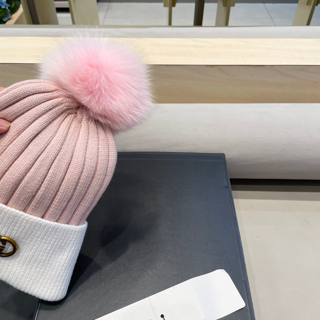 GUCCI BEANIE HAT IN LIGHT PINK MIX WHITE WOOL AND FOX FUR 422503