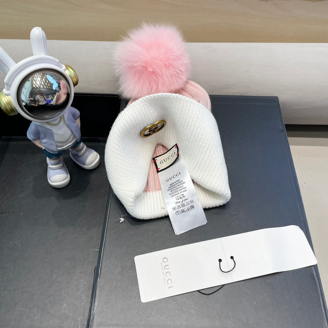 GUCCI BEANIE HAT IN LIGHT PINK MIX WHITE WOOL AND FOX FUR 422503