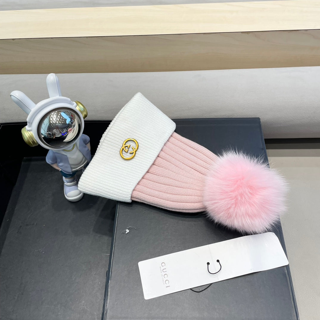 GUCCI BEANIE HAT IN LIGHT PINK MIX WHITE WOOL AND FOX FUR 422503