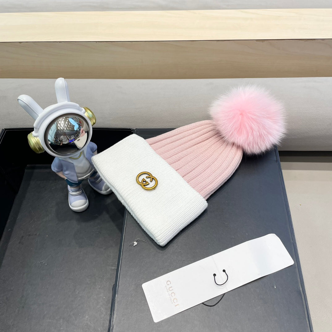 GUCCI BEANIE HAT IN LIGHT PINK MIX WHITE WOOL AND FOX FUR 422503