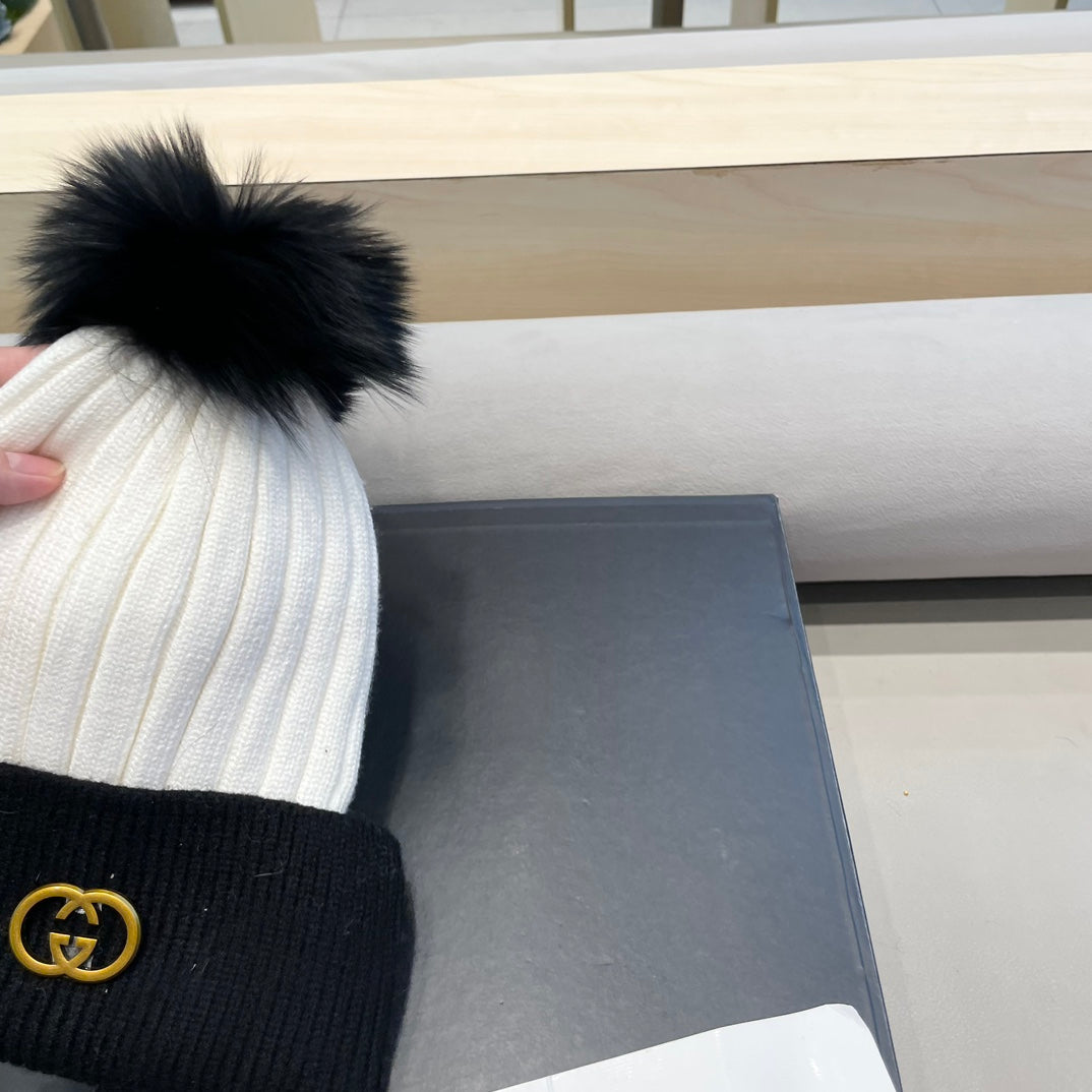 GUCCI BEANIE HAT IN BLACK MIX WHITE WOOL AND FOX FUR 422504