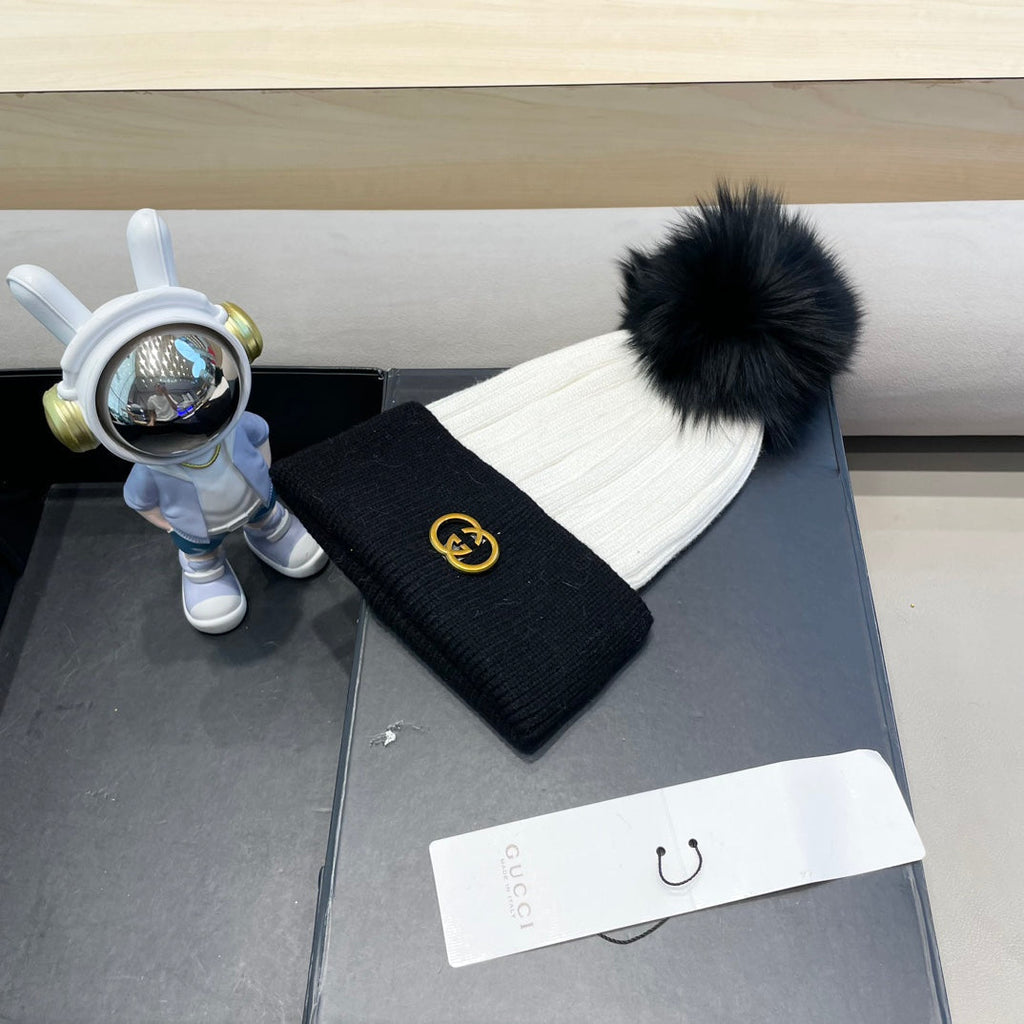 GUCCI BEANIE HAT IN BLACK MIX WHITE WOOL AND FOX FUR 422504