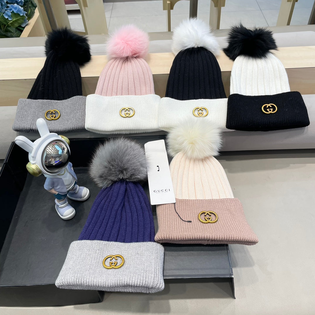 GUCCI BEANIE HAT IN BLACK MIX WHITE WOOL AND FOX FUR 422504