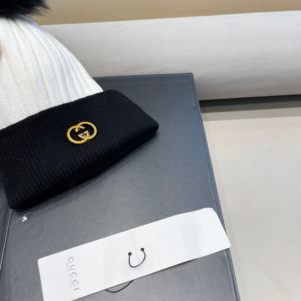 GUCCI BEANIE HAT IN BLACK MIX WHITE WOOL AND FOX FUR 422504