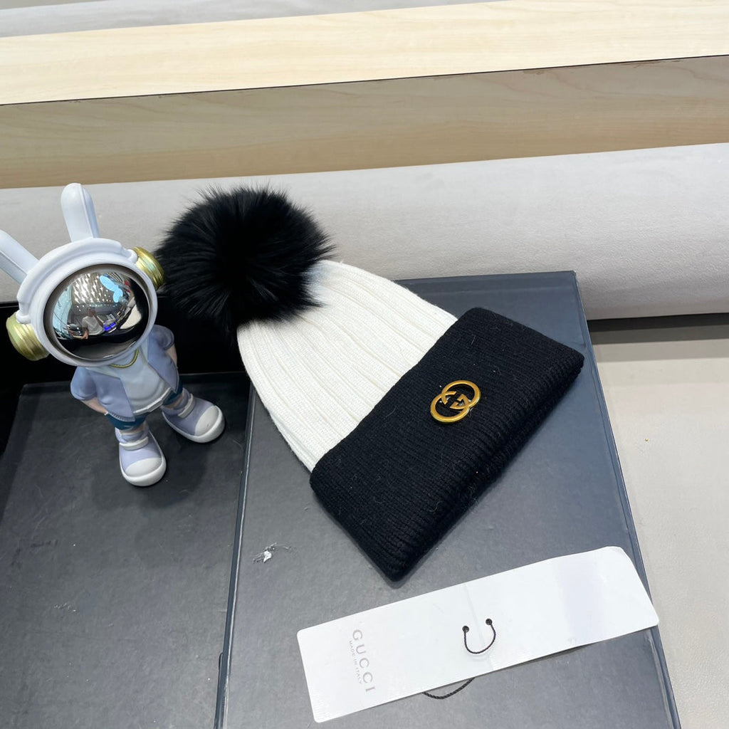 GUCCI BEANIE HAT IN BLACK MIX WHITE WOOL AND FOX FUR 422504