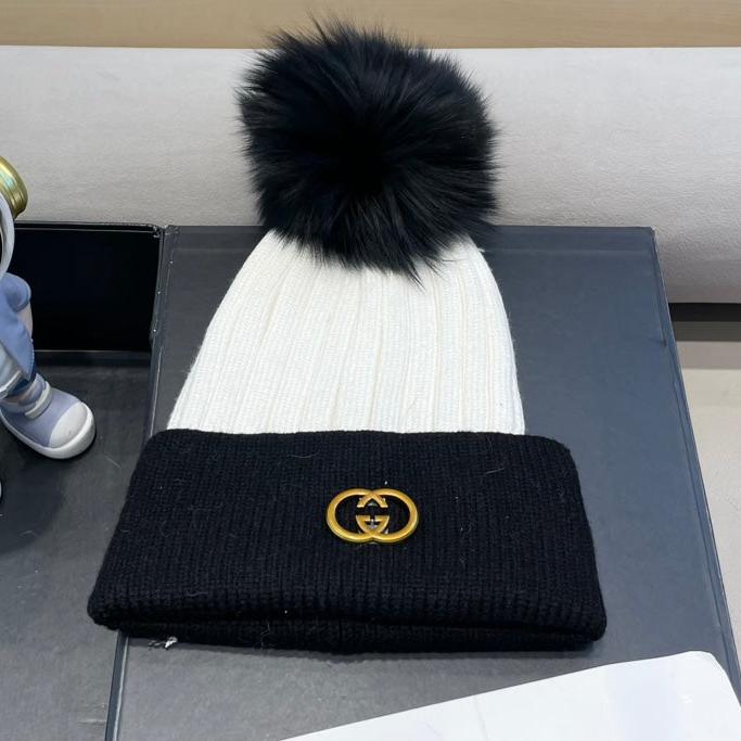GUCCI BEANIE HAT IN BLACK MIX WHITE WOOL AND FOX FUR 422504