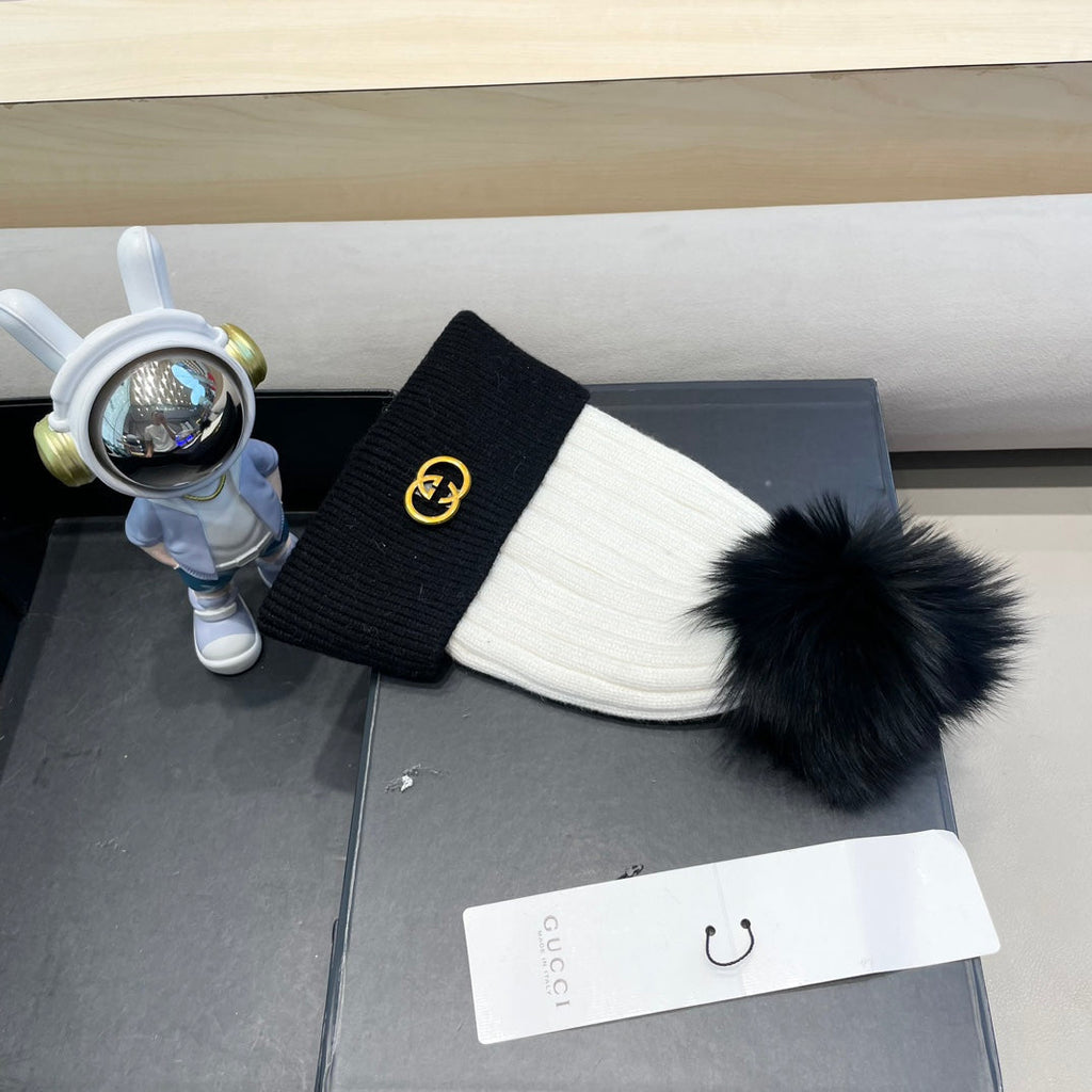 GUCCI BEANIE HAT IN BLACK MIX WHITE WOOL AND FOX FUR 422504