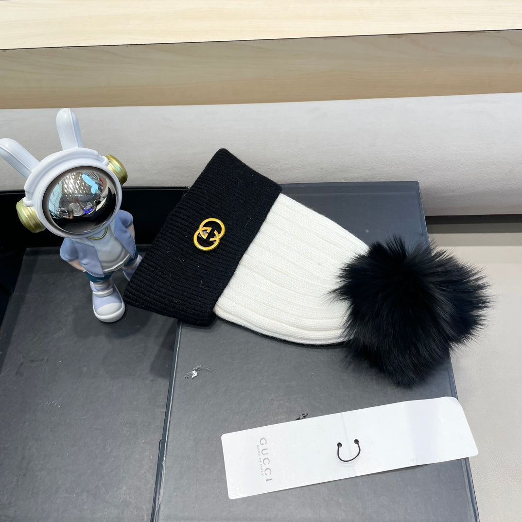 GUCCI BEANIE HAT IN BLACK MIX WHITE WOOL AND FOX FUR 422504