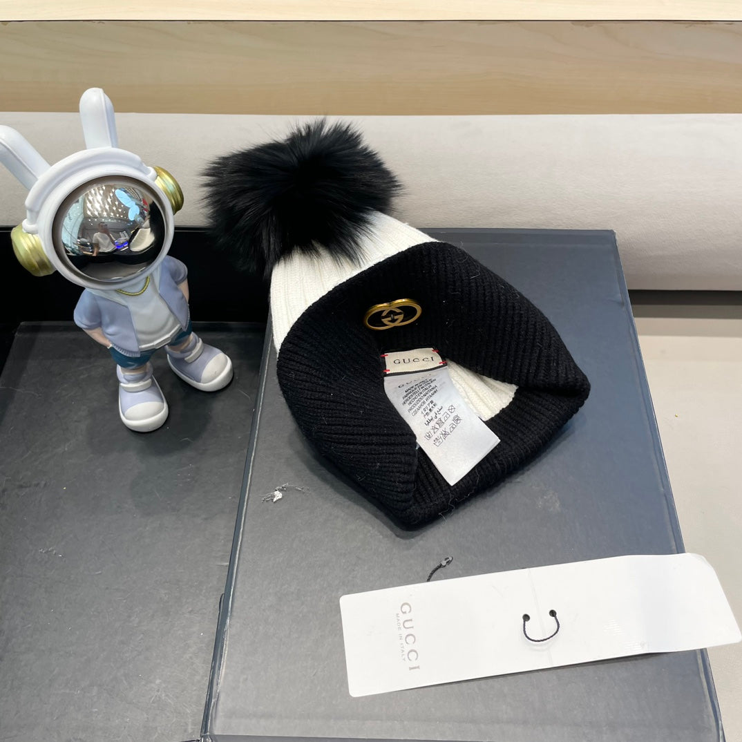 GUCCI BEANIE HAT IN BLACK MIX WHITE WOOL AND FOX FUR 422504
