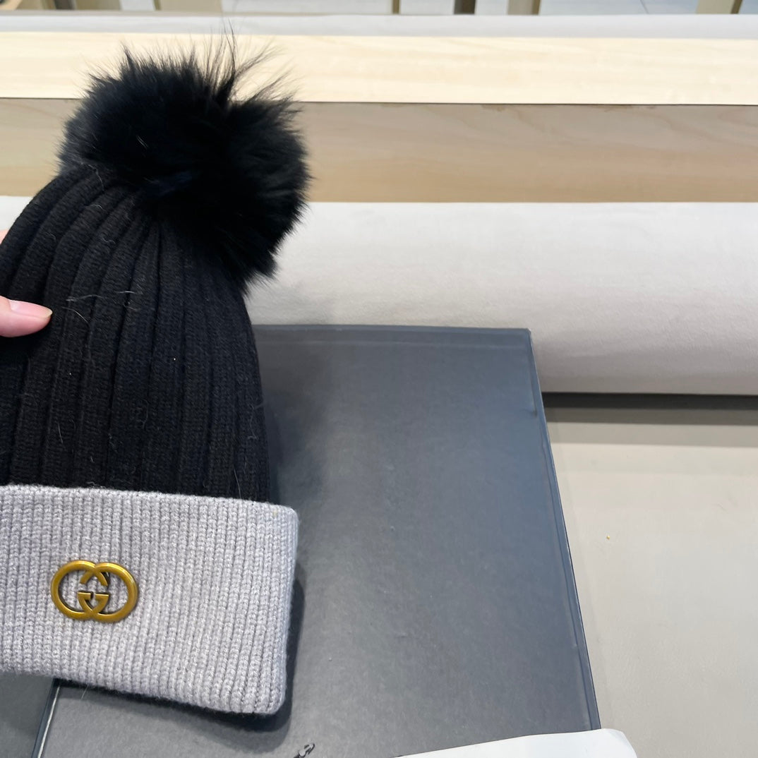 GUCCI BEANIE HAT IN BLACK MIX DOLPHIN GRAY WOOL AND FOX FUR 422505