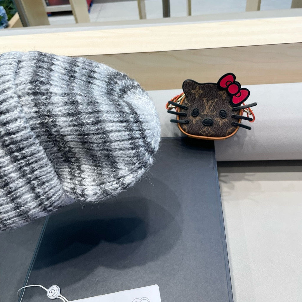 CHANEL STRIPED KNITTED HAT IN LIGHT GRAY WOOL 424514