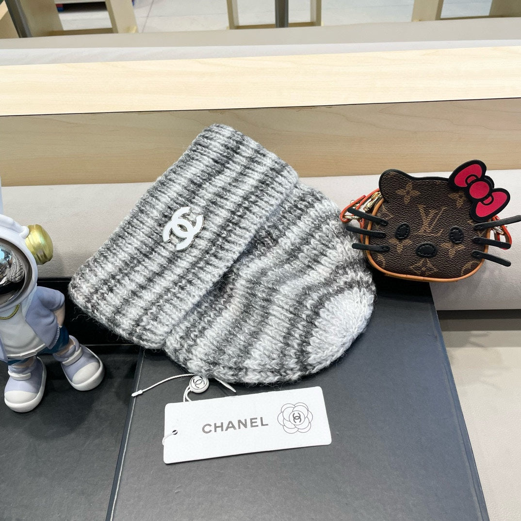 CHANEL STRIPED KNITTED HAT IN LIGHT GRAY WOOL 424514