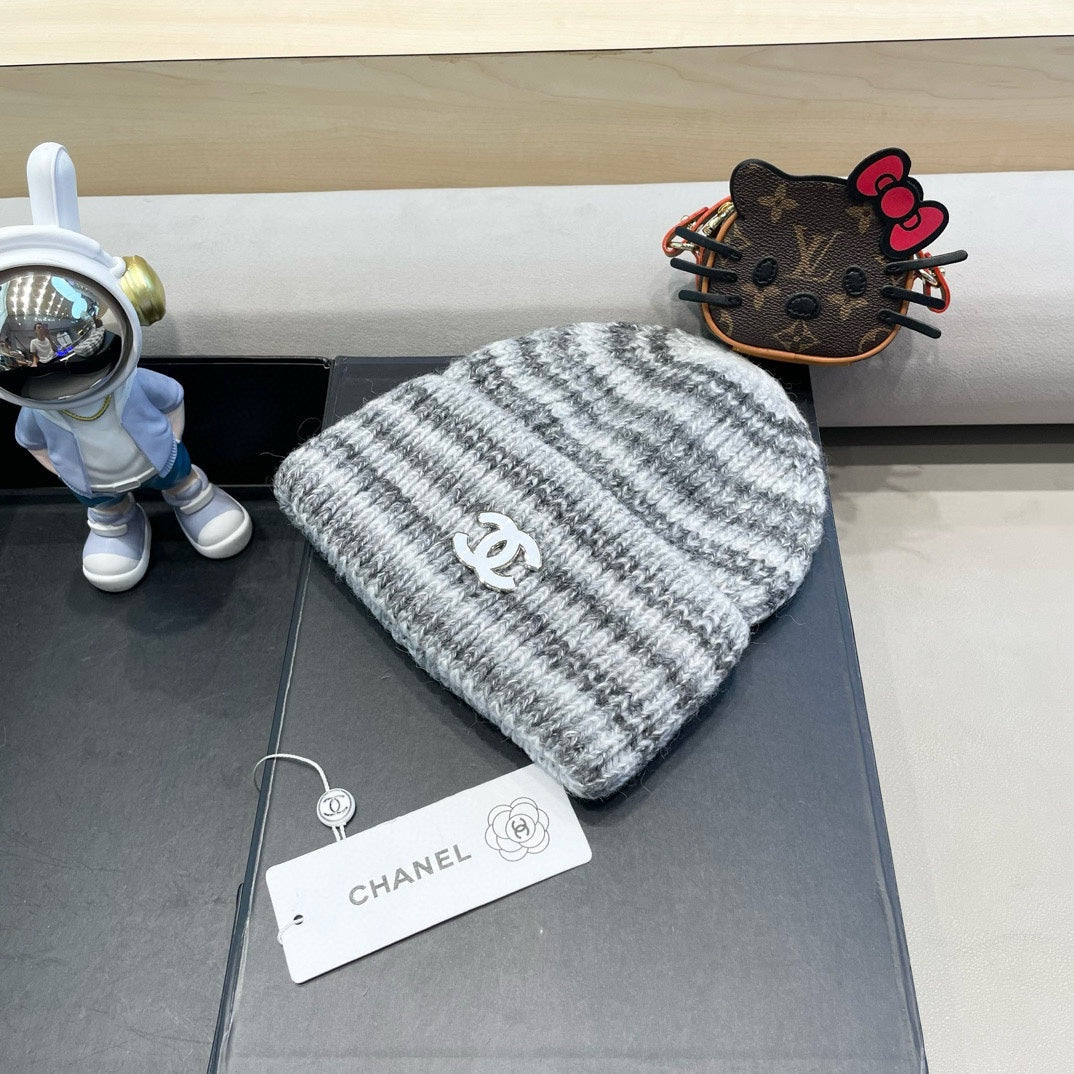 CHANEL STRIPED KNITTED HAT IN LIGHT GRAY WOOL 424514