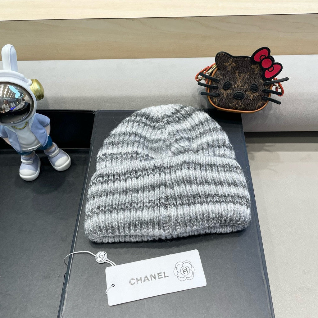 CHANEL STRIPED KNITTED HAT IN LIGHT GRAY WOOL 424514