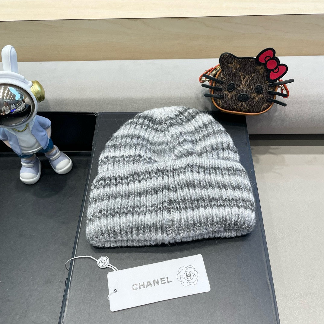 CHANEL STRIPED KNITTED HAT IN LIGHT GRAY WOOL 424514