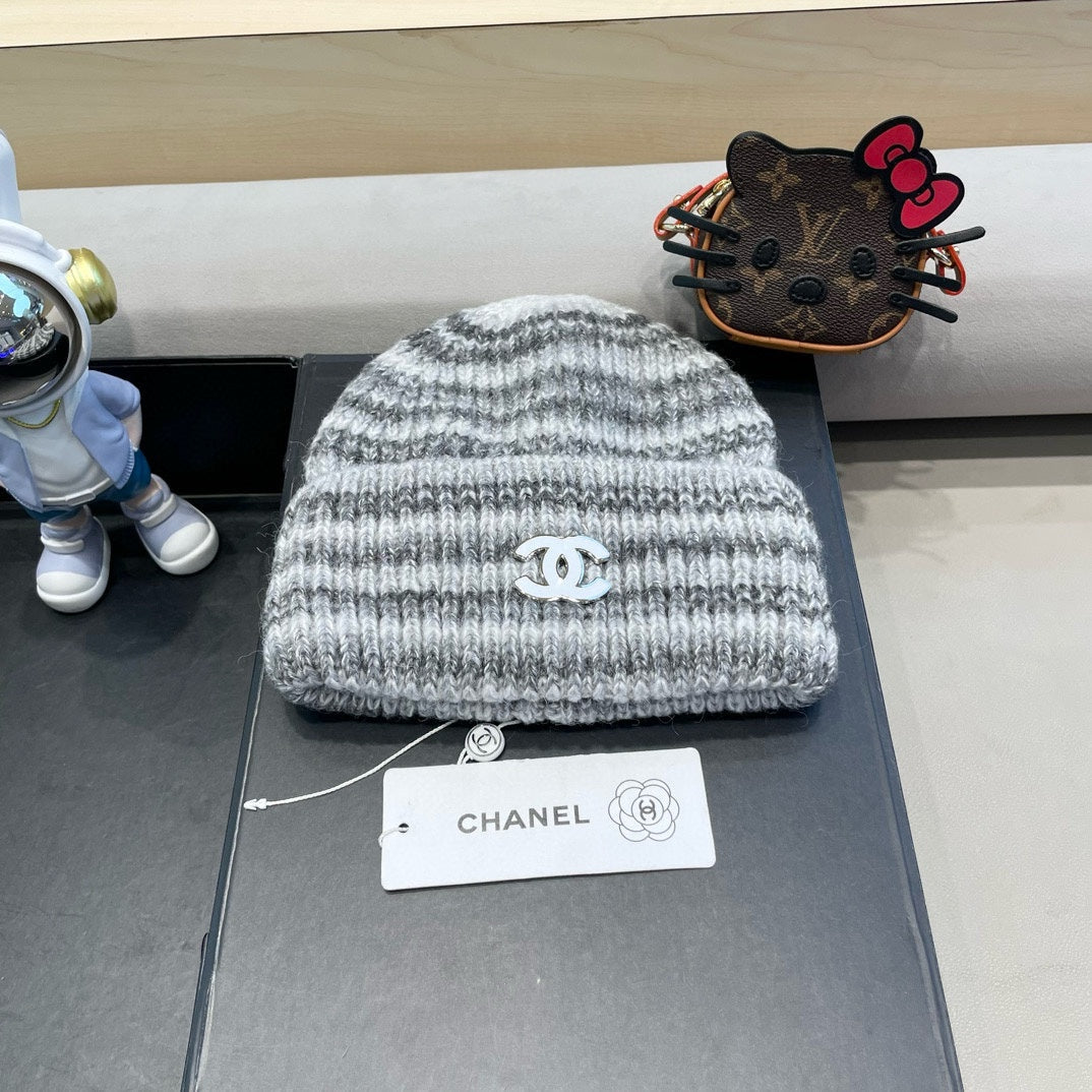CHANEL STRIPED KNITTED HAT IN LIGHT GRAY WOOL 424514