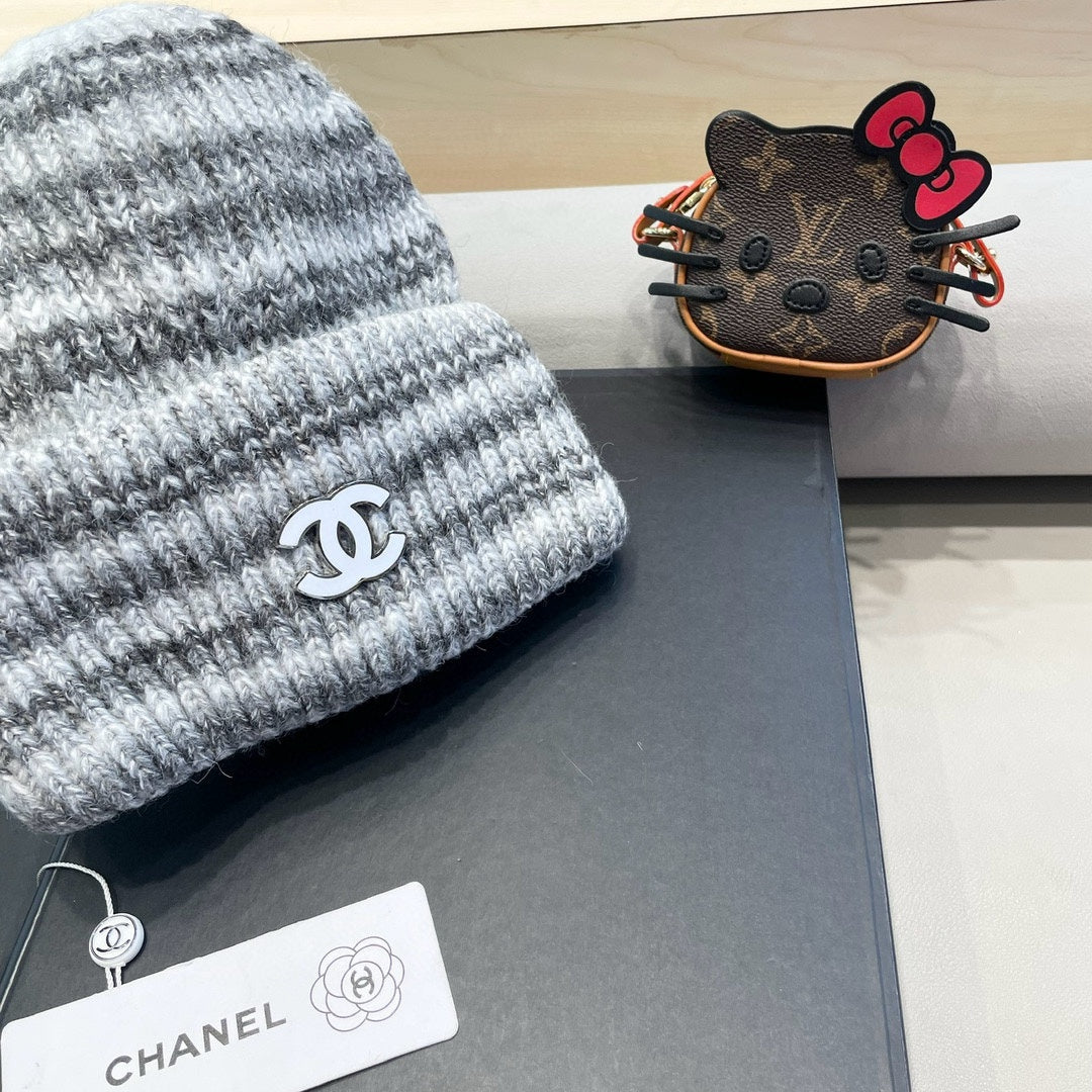 CHANEL STRIPED KNITTED HAT IN LIGHT GRAY WOOL 424514