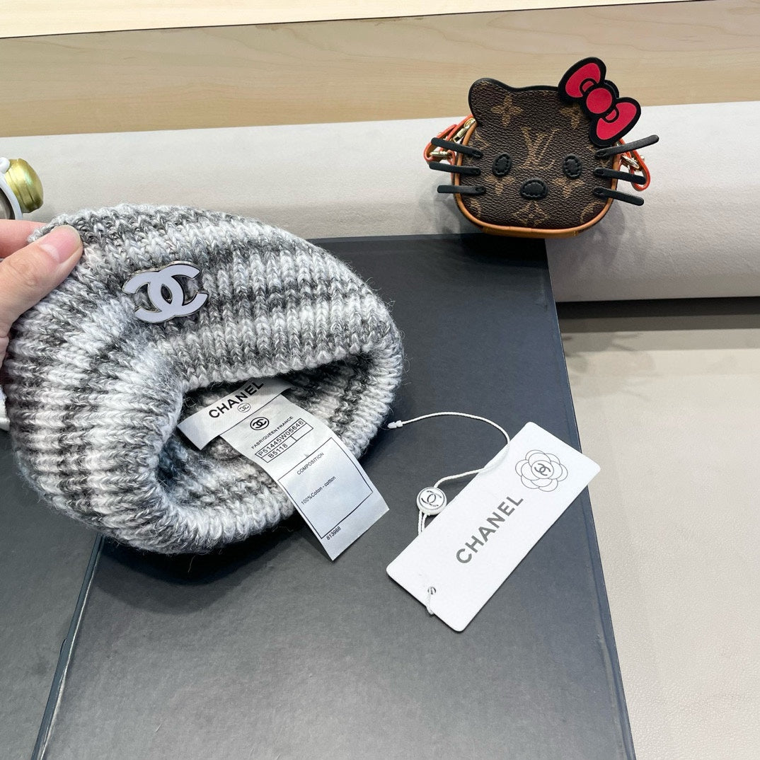 CHANEL STRIPED KNITTED HAT IN LIGHT GRAY WOOL 424514