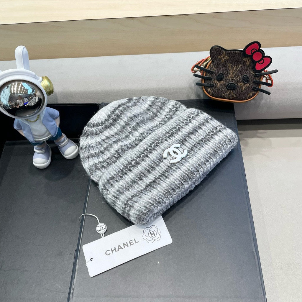 CHANEL STRIPED KNITTED HAT IN LIGHT GRAY WOOL 424514