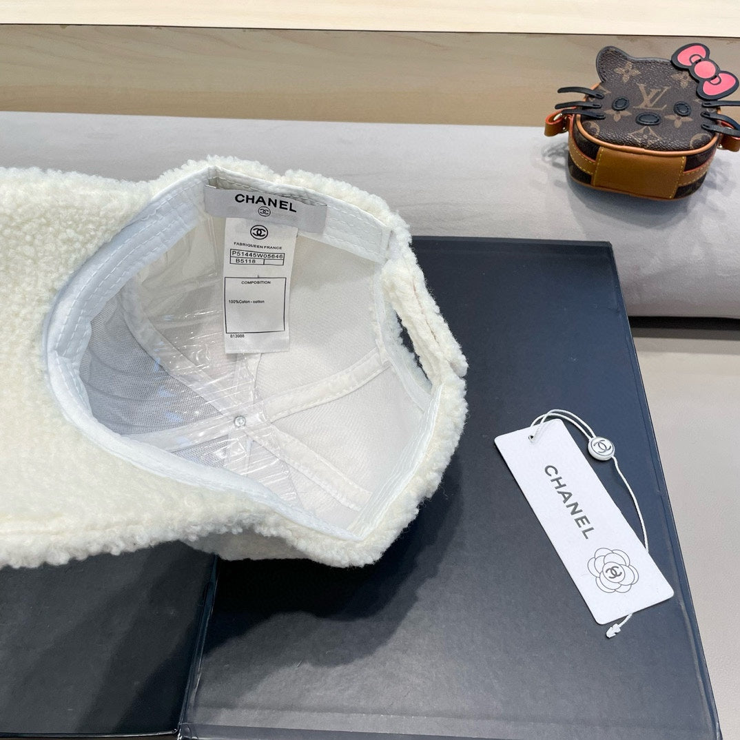 CHANEL BASEBALL HAT IN WHITE LAMB FUR 424251