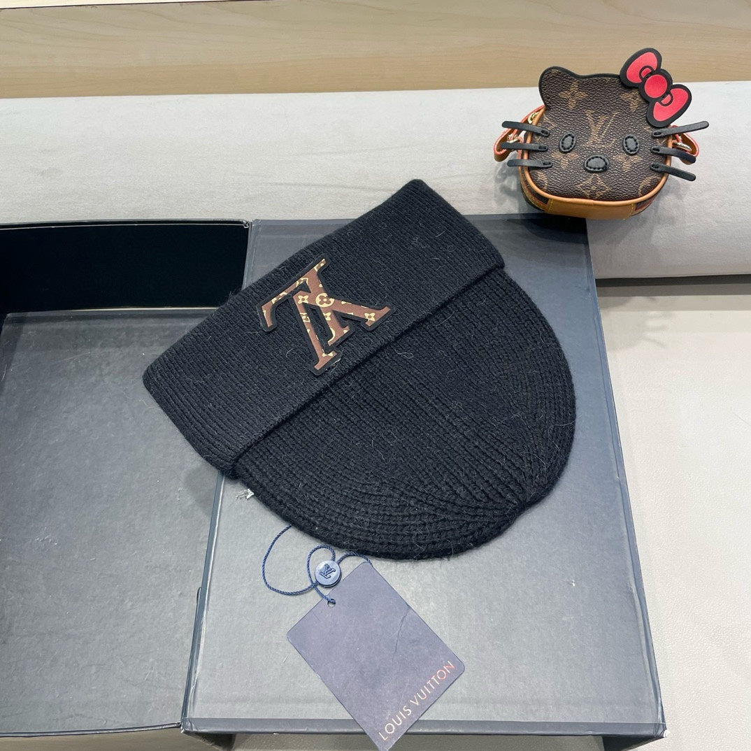 LOUIS VUITTON KNITTED BEANIE HAT IN BLACK FLEECE AND WOOL 426208