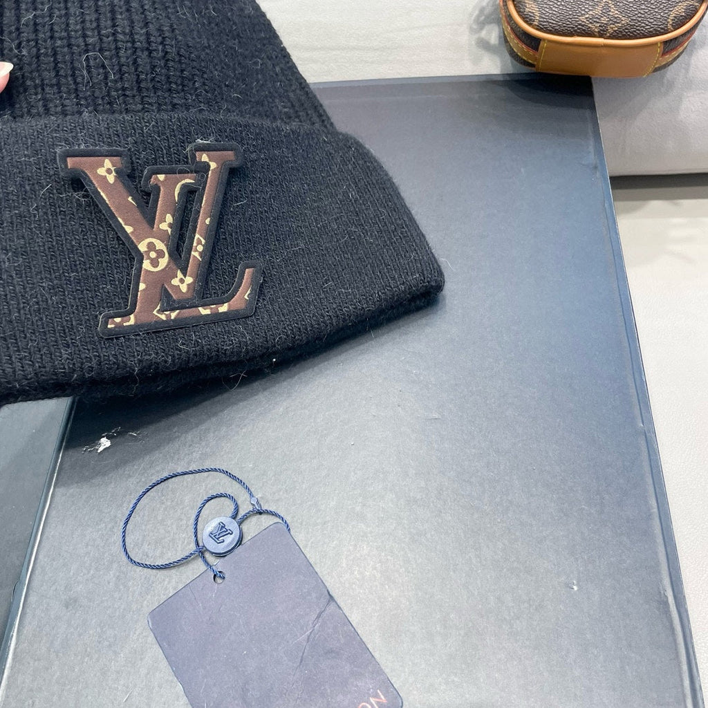 LOUIS VUITTON KNITTED BEANIE HAT IN BLACK FLEECE AND WOOL 426208