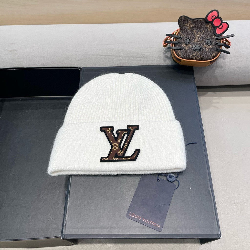 LOUIS VUITTON KNITTED BEANIE HAT IN WHITE FLEECE AND WOOL 426209