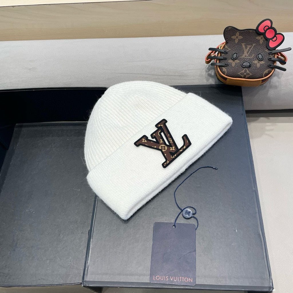 LOUIS VUITTON KNITTED BEANIE HAT IN WHITE FLEECE AND WOOL 426209