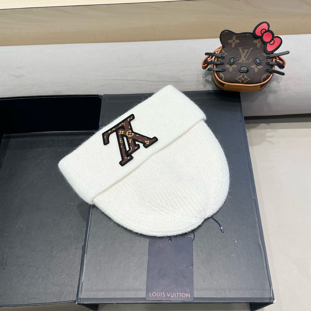 LOUIS VUITTON KNITTED BEANIE HAT IN WHITE FLEECE AND WOOL 426209