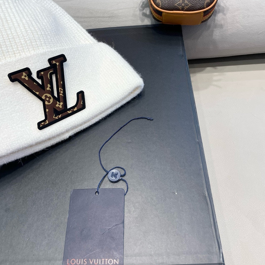 LOUIS VUITTON KNITTED BEANIE HAT IN WHITE FLEECE AND WOOL 426209