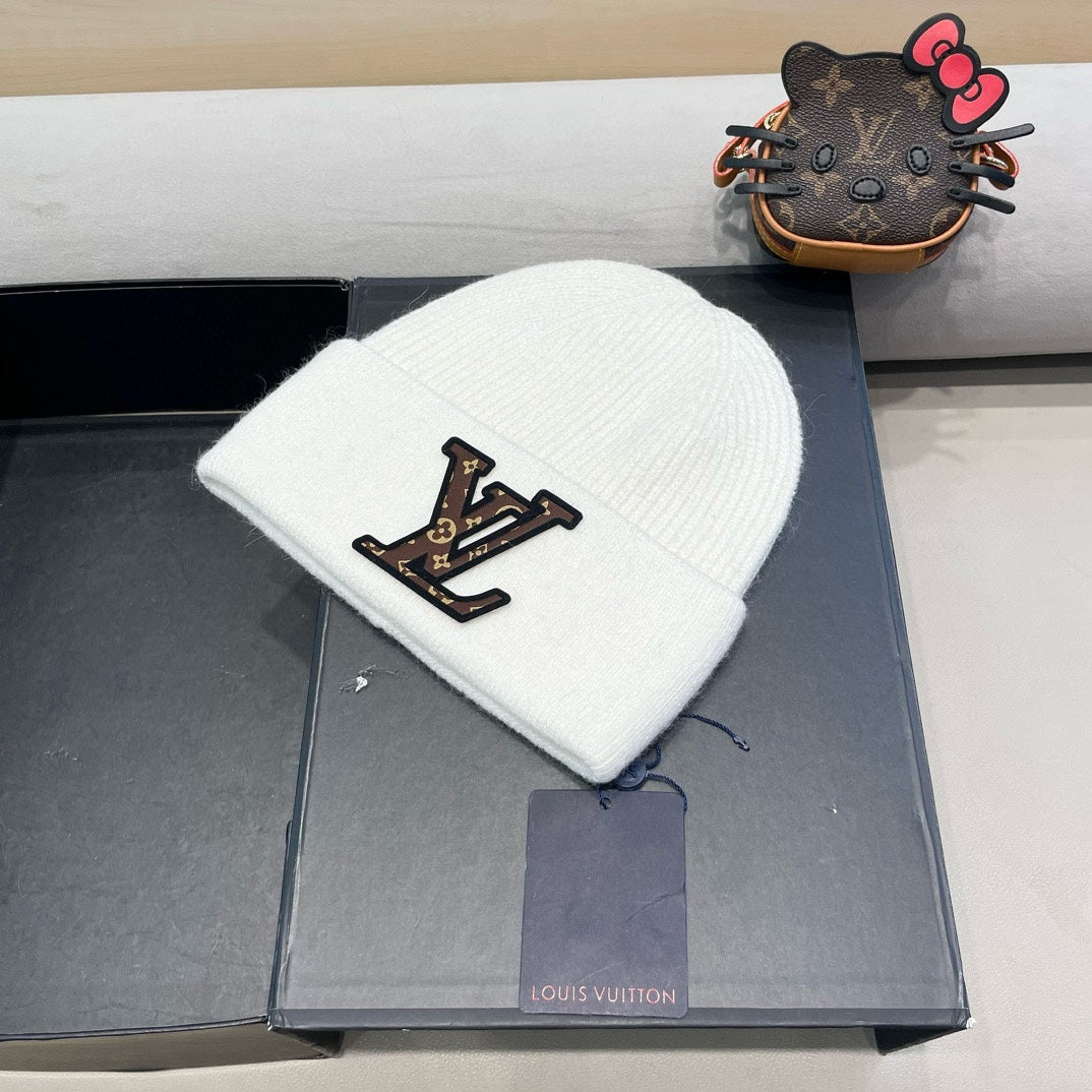 LOUIS VUITTON KNITTED BEANIE HAT IN WHITE FLEECE AND WOOL 426209