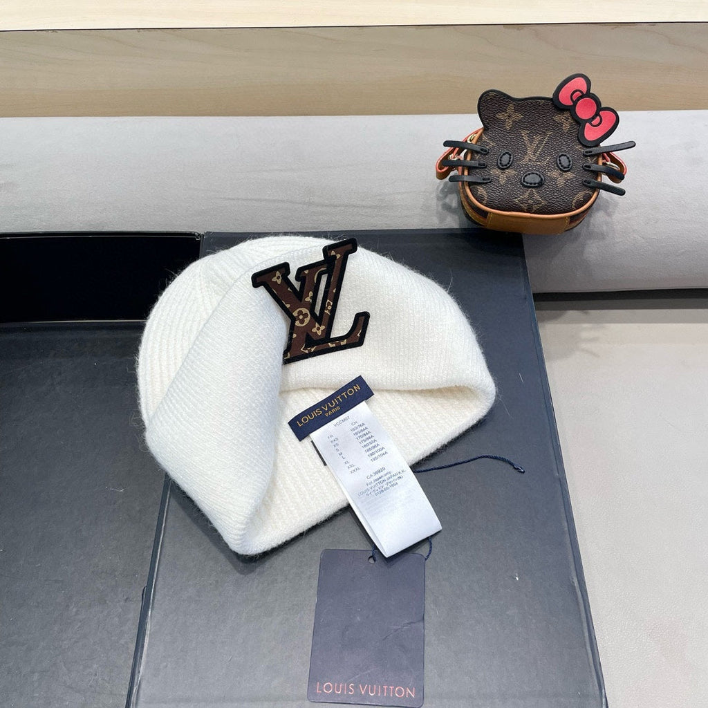 LOUIS VUITTON KNITTED BEANIE HAT IN WHITE FLEECE AND WOOL 426209