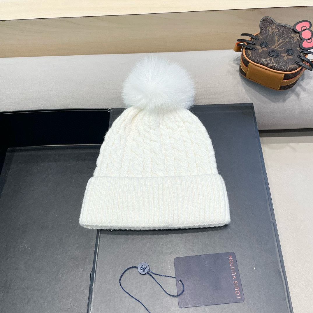 LOUIS VUITTON KNITTED BEANIE HAT IN WHITE WOOL 426215
