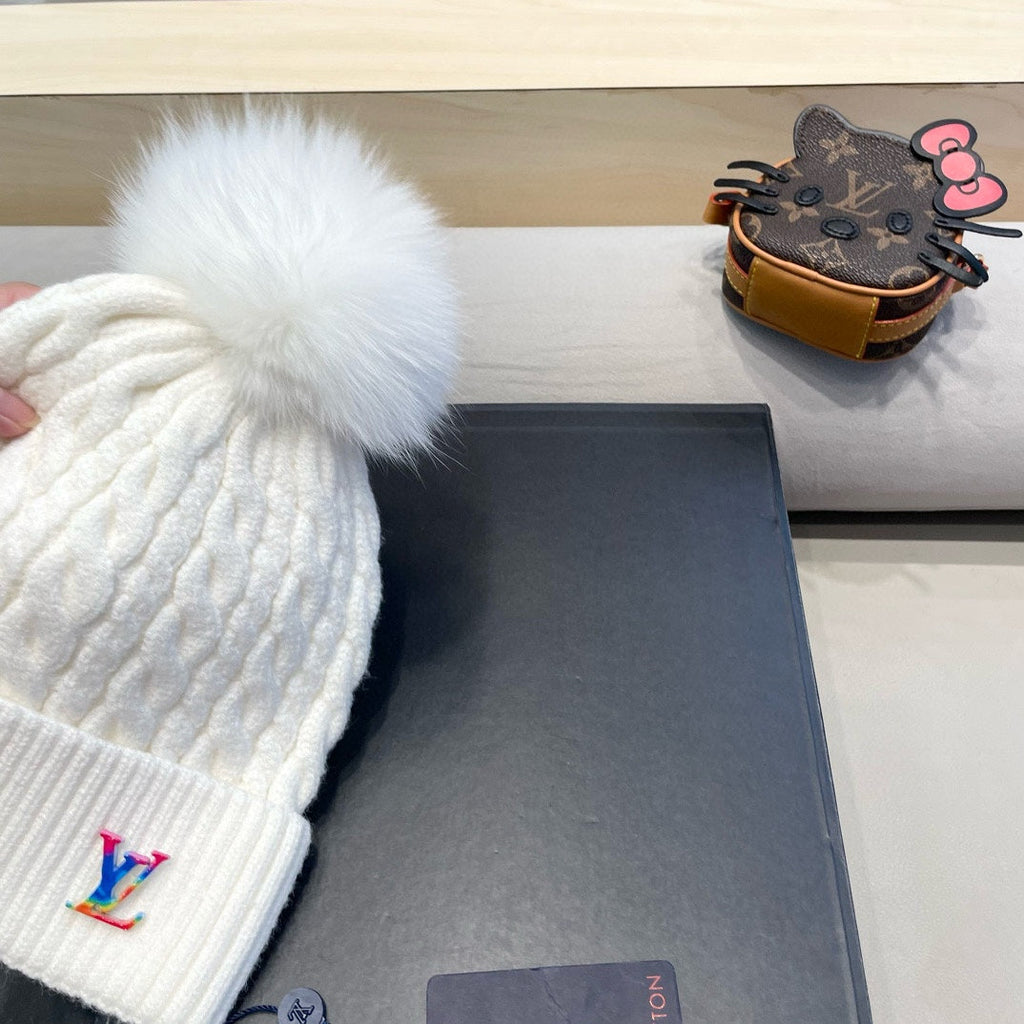 LOUIS VUITTON KNITTED BEANIE HAT IN WHITE WOOL 426215
