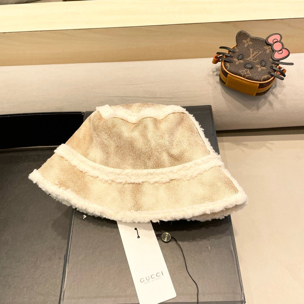 GUCCI BUCKET HAT IN BEIGE TAN LAMBSKIN AND WHITE FLEECE 426222