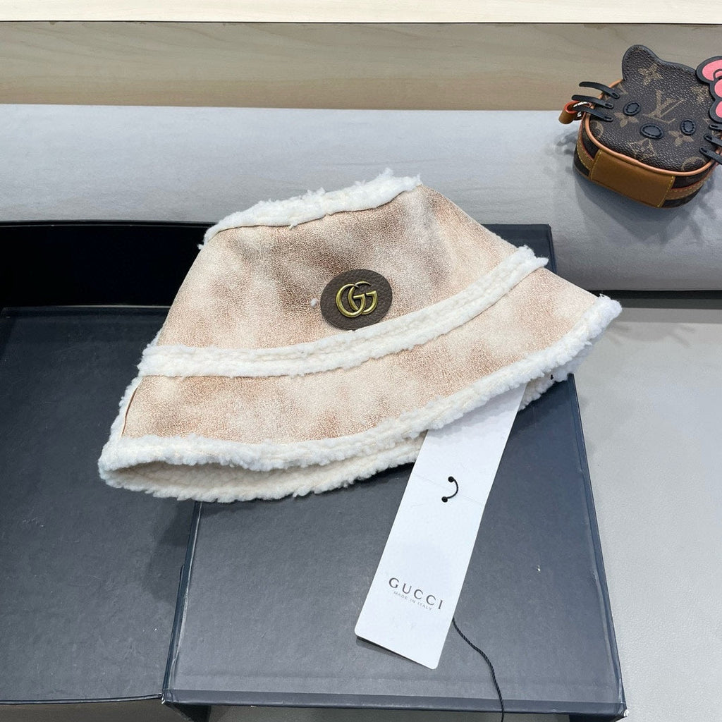 GUCCI BUCKET HAT IN BEIGE TAN LAMBSKIN AND WHITE FLEECE 426222