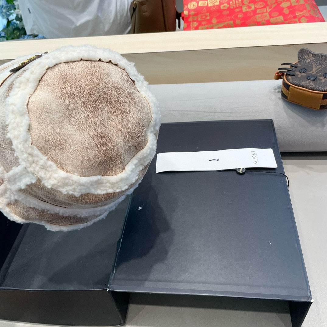 GUCCI BUCKET HAT IN BEIGE TAN LAMBSKIN AND WHITE FLEECE 426222