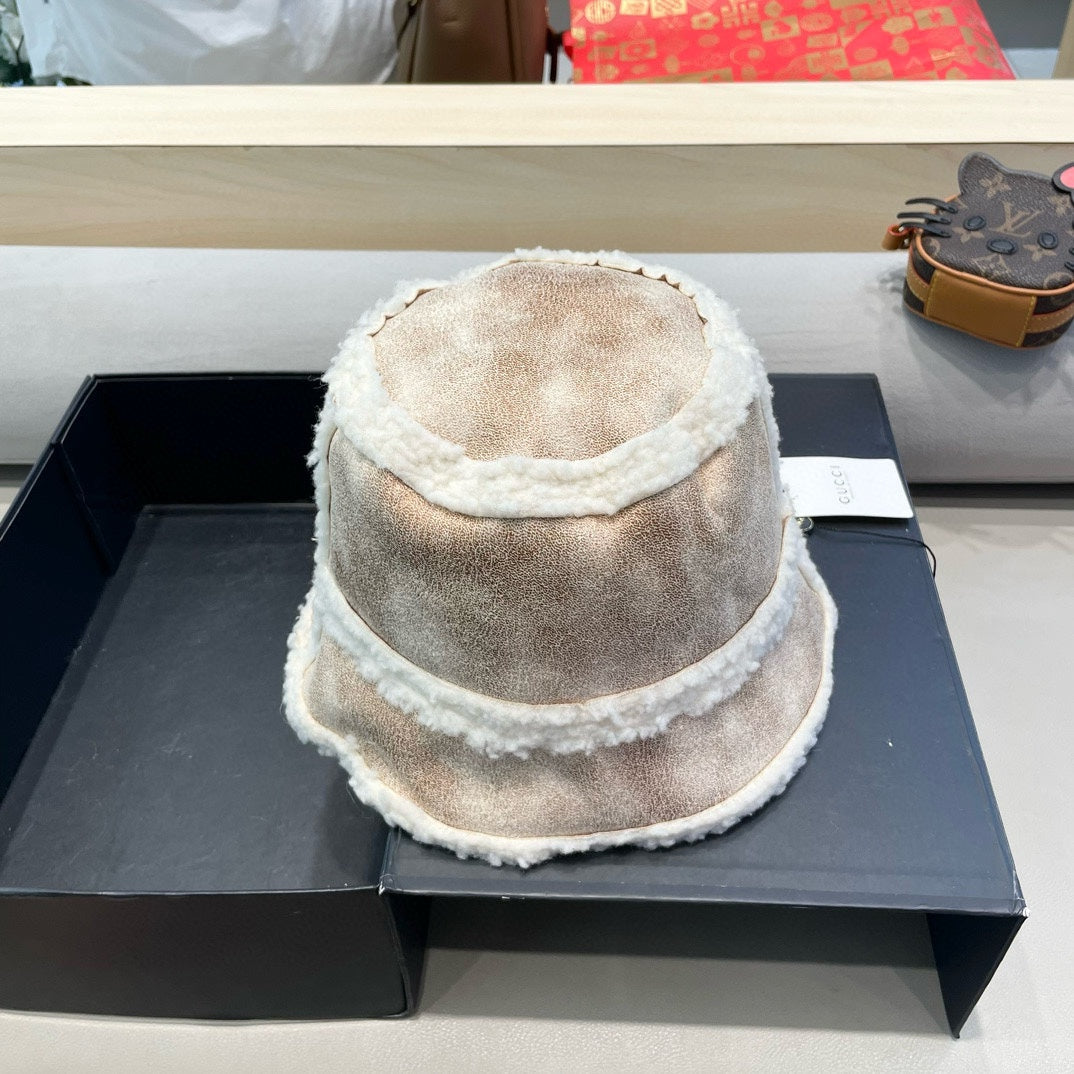 GUCCI BUCKET HAT IN BEIGE TAN LAMBSKIN AND WHITE FLEECE 426222