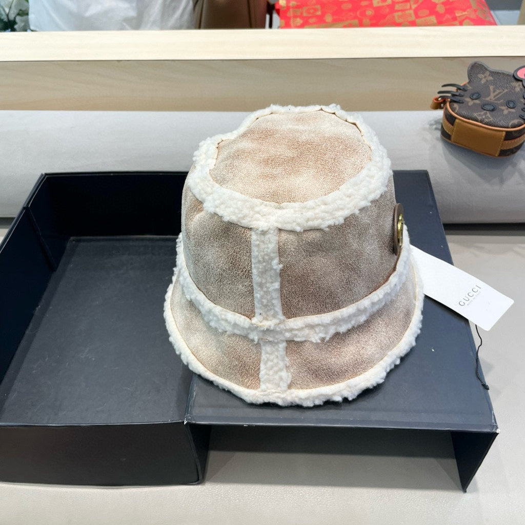 GUCCI BUCKET HAT IN BEIGE TAN LAMBSKIN AND WHITE FLEECE 426222