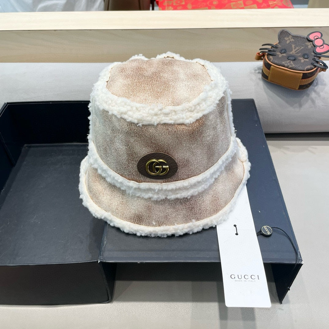GUCCI BUCKET HAT IN BEIGE TAN LAMBSKIN AND WHITE FLEECE 426222