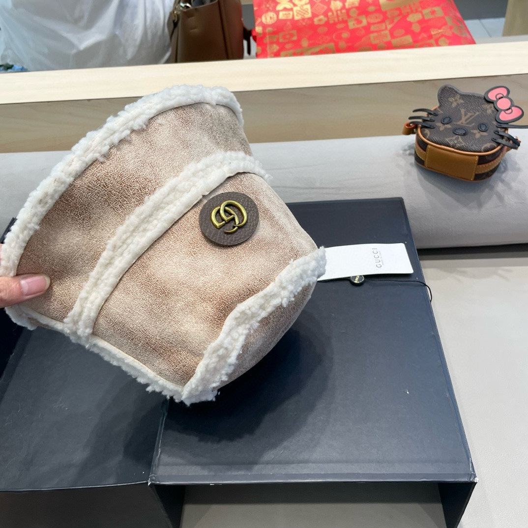 GUCCI BUCKET HAT IN BEIGE TAN LAMBSKIN AND WHITE FLEECE 426222