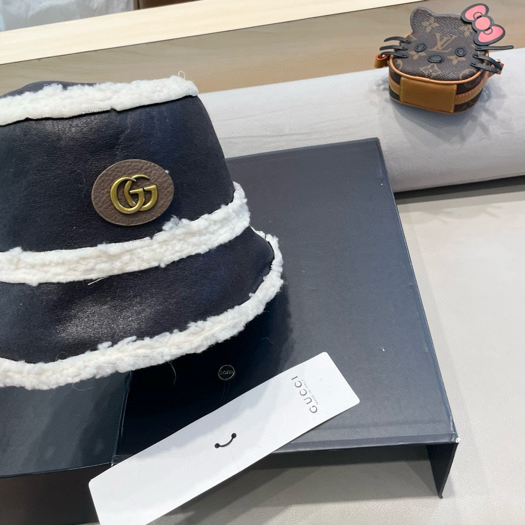 GUCCI BUCKET HAT IN BLACK LAMBSKIN AND WHITE FLEECE 426223