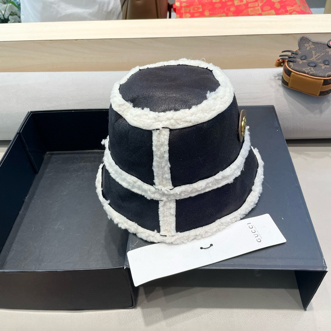 GUCCI BUCKET HAT IN BLACK LAMBSKIN AND WHITE FLEECE 426223