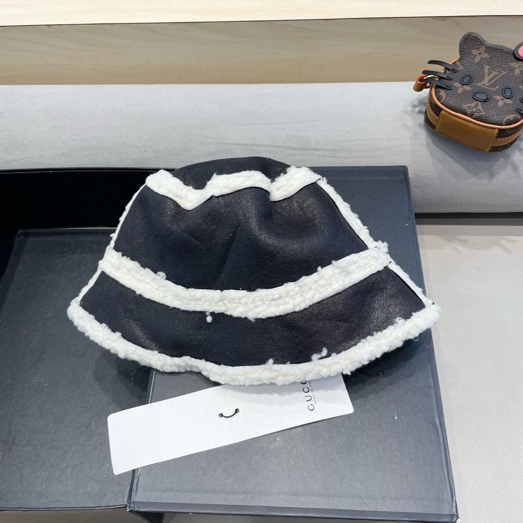 GUCCI BUCKET HAT IN BLACK LAMBSKIN AND WHITE FLEECE 426223