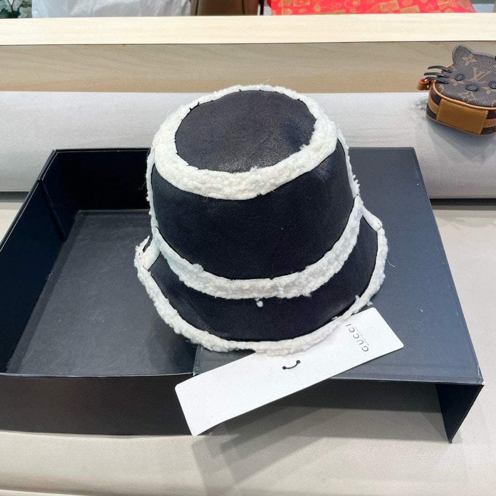 GUCCI BUCKET HAT IN BLACK LAMBSKIN AND WHITE FLEECE 426223